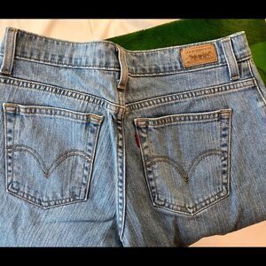 Sz 8. Women’s Levi’s 550, relaxed taper.